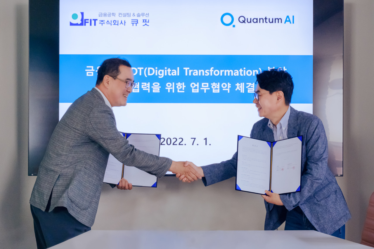 정석원 큐핏 부사장(왼쪽)과 정화영 퀀텀에이아이 부대표(오른쪽)가 업무협약을 맺고 있다.