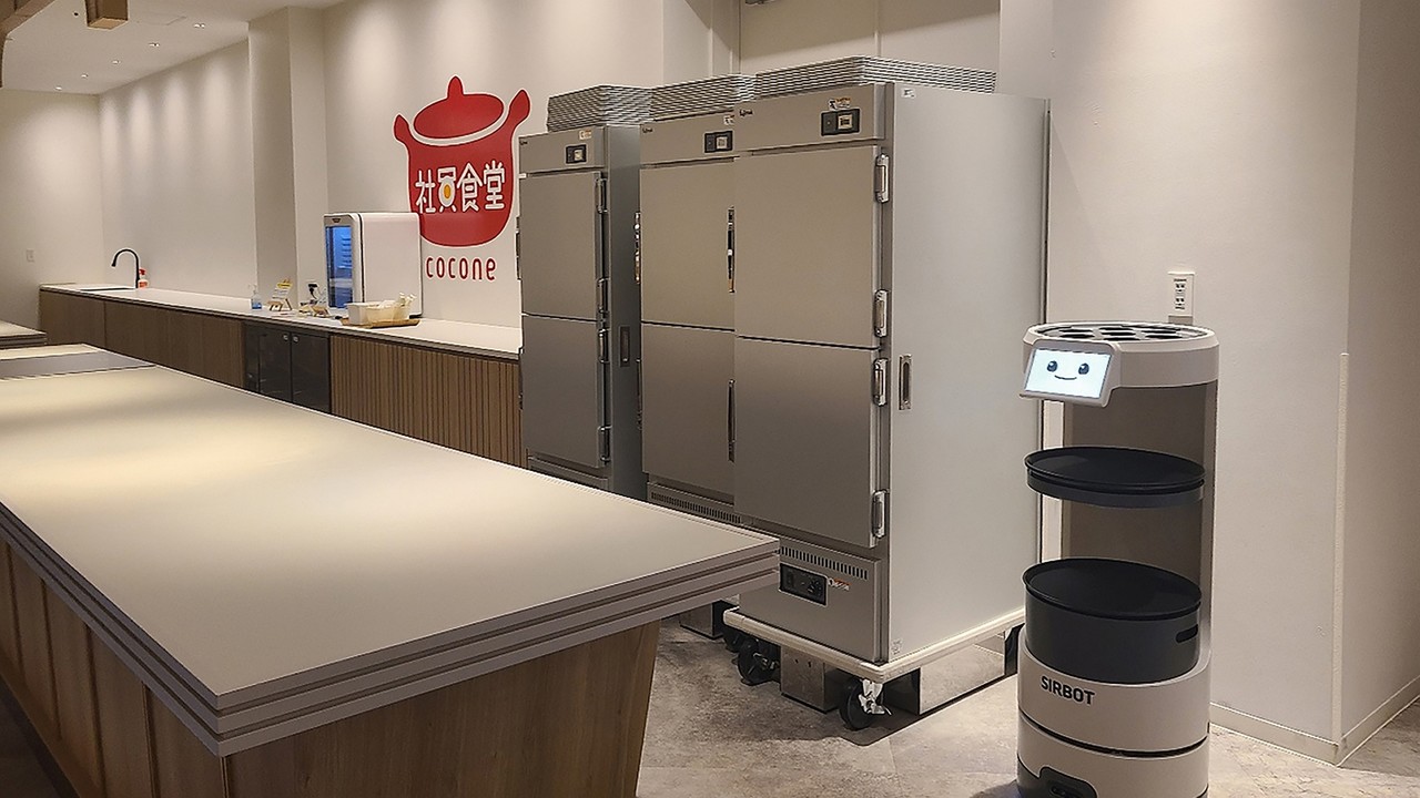 알지티가 일본 코코네 구내식당에 자사 서빙로봇인 ‘써봇’을 공급했다.