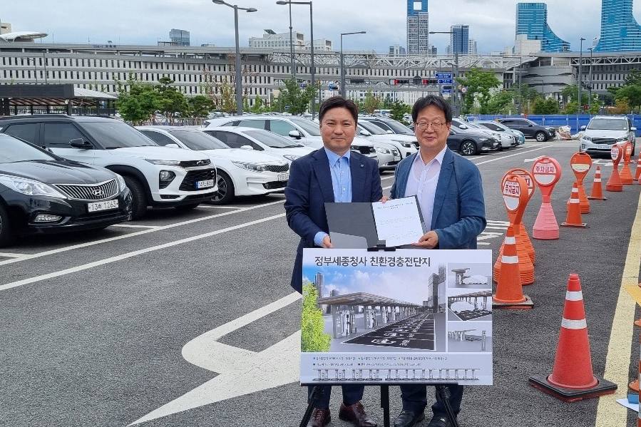 휴맥스모빌리티 오영현 공동대표, 오른쪽 행정안전부 조소연 정부청사관리본부장