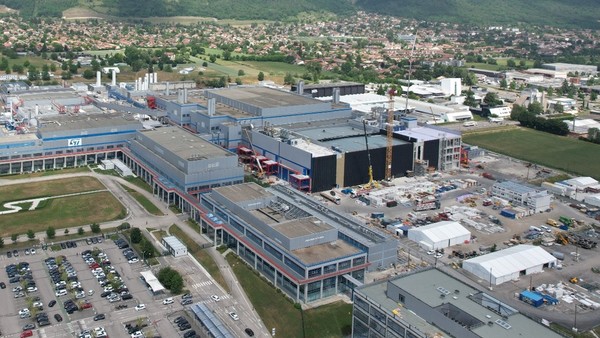 ST마이크로일렉트로닉스와 글로벌파운드리가 프랑스 크롤에 12인치 반도체 제조시설을 구축하고 있다.