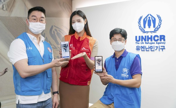 SKT와 유엔난민기구 직원들이 SKT RCS비즈웹을 통해 발송한 메시지를 소개하고 있다. [사진=SKT]