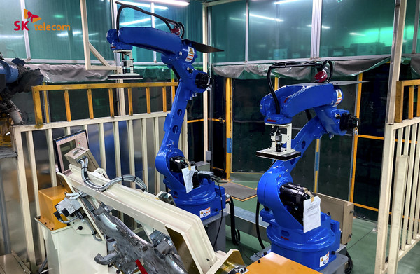  경북 영천에 위치한 화신 공장에서 SKT 웰딩 AI 솔루션을 통해 용접 품질 검사를 진행하고 있다. [사진=SK텔레콤]