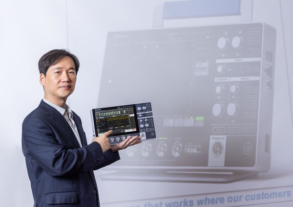 휴대가 간편하면서 대부분의 스코프 기능이 사용가능한 '2 시리즈 MSO' 제품을 소개하는 한국텍트로닉스 백남주 대표 (사진출처 : 한국텍트로닉스 제공)