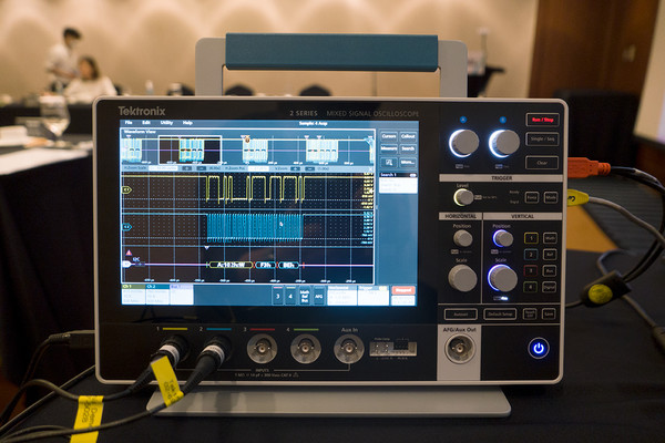 다이얼과 버튼에 LED를 통해 어떤 환경에서나 시인성을 높인 '2 시리즈 MSO' 오실로스코프 (사진출처 : 테크월드뉴스)