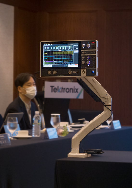 모니터암을 통해 공간의 제약이 없게 사용가능한 '2 시리즈 MSO' 오실로스코프 (사진출처 : 테크월드뉴스)