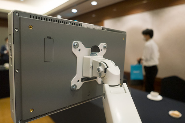 100mm x 100mm 표준 Vesa 마운트 사용이 가능하여 거치의 자유성이 확대되었다. (사진출처 : 테크월드뉴스)