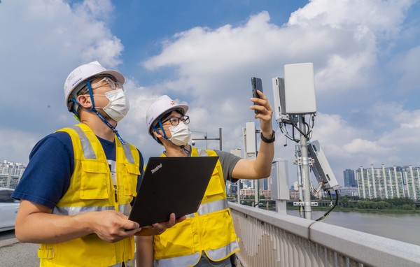 SK텔레콤 엔지니어가 5G 상공망 안테나 장비를 점검하고 있다. [사진=SK텔레콤]