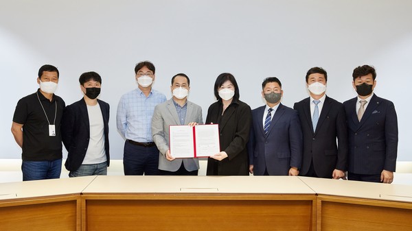 한국 IBM이 LG CNS와 국내외 설비 관리 시장 진출을 위한 업무협약을 맺었다. [사진=한국IBM]