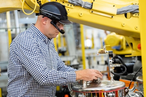 리얼웨어 내비게이터 500을 착용하고 기계를 유지보수하는 기술자 [사진=리얼웨어]