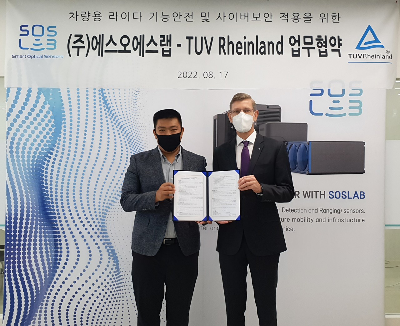 왼쪽부터 에스오에스랩 정지성 대표, 티유브이 라인란드 코리아 프랭크 주트너 대표 [사진=에스오에스랩]