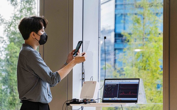 SK텔레콤 판교사옥에서 연구원들이 5G 데이터 모뎀용 투명안테나 및 고주파 대역용 RIS 성능을 검증하고 있다. [사진=SKT]