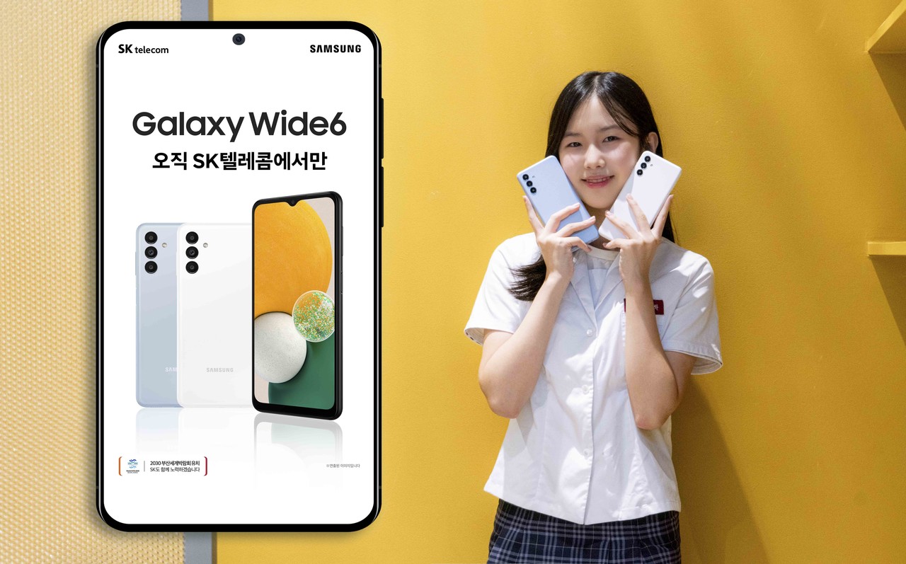 SK텔레콤은 30만 원대에 6.5인치 대화면을 탑재한 가성비 5G 스마트폰 ‘갤럭시 와이드6’를 2일부터 공식 온라인몰 T다이렉트샵과 오프라인 매장 T월드에서 단독 출시한다고 밝혔다. [사진=SK텔레콤]