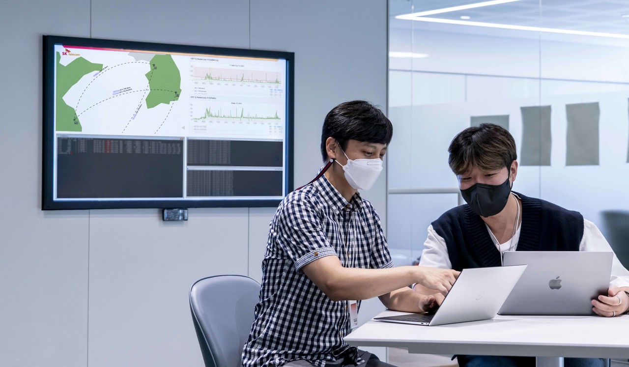 SKT 연구원들이 국제망에 PQC를 적용하기 위한 연구를 수행하고 있다. [사진=SK텔레콤]