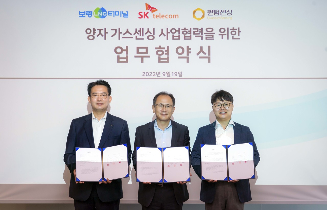 왼쪽부터 퀀텀센싱 김동만 대표이사, SK텔레콤 하민용 최고사업개발책임자(CDO), 보령 LNG터미널 김봉진 대표이사 [사진=SK텔레콤]