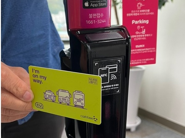 휙고는 교통카드 ‘캐시비’를 단말기에 태깅하면 결제와 동시에 운행이 가능한 공유 모빌리티형 교통카드 결제 단말기를 개발했다. [사진=휙고] 