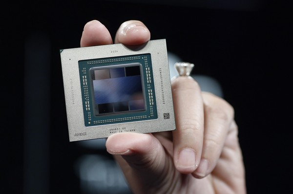 AMD가 칩렛이 적용된 AMD 라데온 RX7900 그래픽 카드를 발표했다. [사진=AMD]