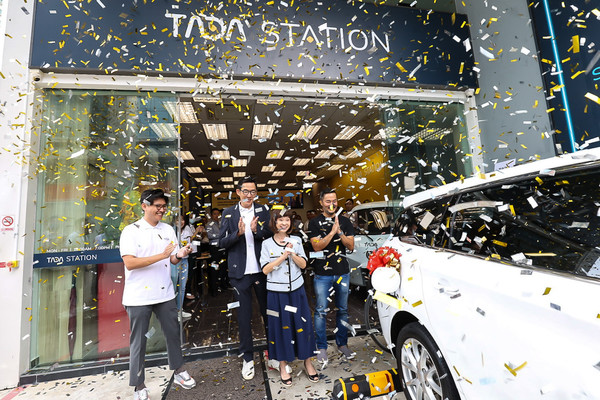 타다(TADA)가 싱가포르 미드뷰 시티에 ‘타다 스테이션’을 첫 오픈하고 이를 기념하기 위한 출범식을 진행했다. (오른쪽부터)우경식 엠블랩스 총괄 대표, 에이미 코르 싱가포르 국무부 교통부 장관, 김석진 타다 CEO, 조나단 추아 타다 싱가포르 총괄. [사진=엠블]
