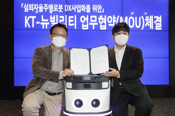 이상호 KT AI Robot사업단장(왼쪽)과 이상민 뉴빌리티 대표가 기념사진 촬영하는 모습. [사진=KT]