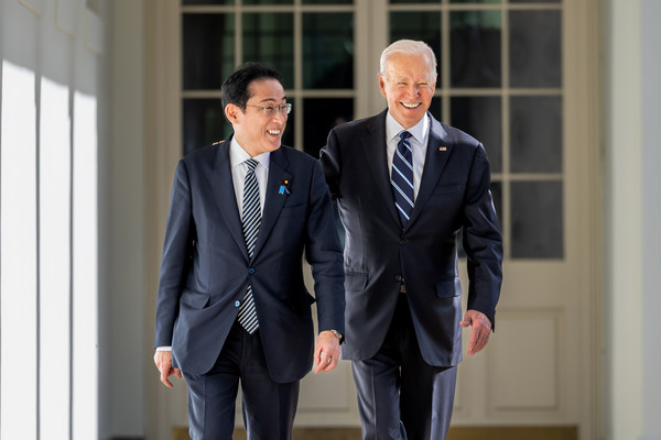 조 바이든 미국 대통령과 기시다 후미오 일본 총리가 13일(현지시간) 워싱턴DC 백악관에서 정상회담을 하기 위해 이동 중이다. [사진=백악관 트위터]