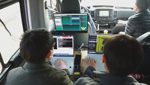 ETRI 연구진이 시험 차량 내에서  와이파이 시연을 위한 MN 시스템을 운영하는 모습. [사진=ETRI]