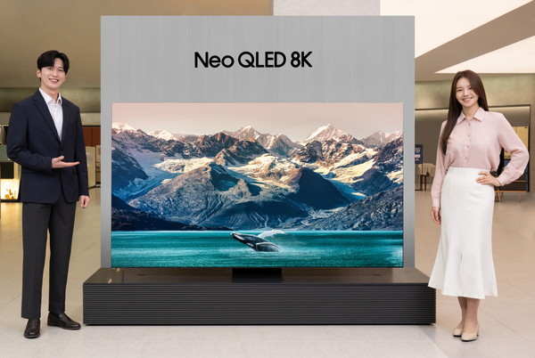 삼성전자 모델이 삼성 디지털프라자 대치본점에서 2023형 Neo QLED 8K 85형 제품을 선보이고 있다. [사진=삼성전자]