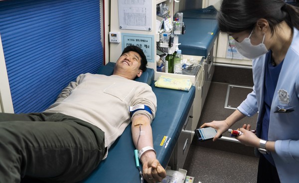 SKT는 혈액 수급난을 극복하기 위해 SK ICT 패밀리사 차원의 헌혈 릴레이를 이어가고 있다고 6일 밝혔다. [사진=SKT]