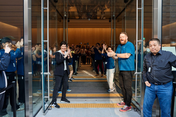 애플 리테일 담당 디어드리 오브라이언 수석 부사장(왼쪽 검은색 의상)이 3월 31일 ‘애플 강남’ 첫 입장 고객들을 환영하고 있다. [사진=애플]