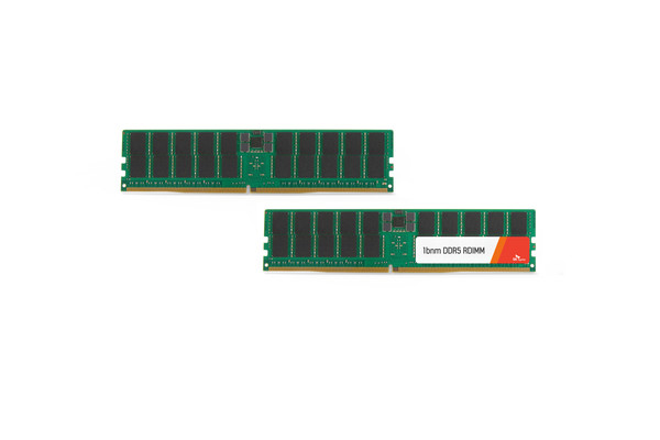 SK하이닉스 1b DDR5 서버용 64기가바이트 D램 모듈(16기가비트 기반 제품). [사진=SK하이닉스]