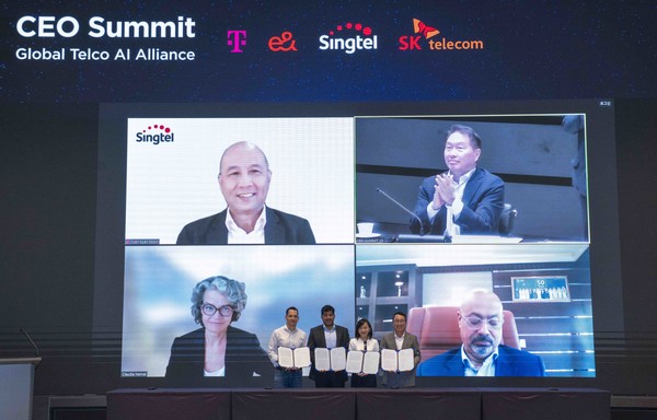 ‘글로벌 텔코 AI 얼라이언스 CEO 서밋’에 참석한 각 사 대표들이 MOU 서명 후 기념촬영을 한 모습 [사진=SKT]
