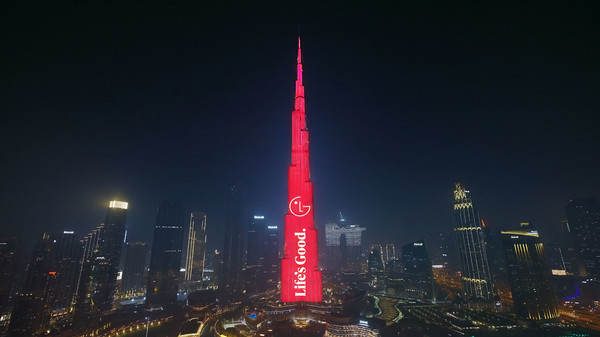 아랍에미리트 두바이에 위치한 높이 828m의 세계 최고층 빌딩인 부르즈 할리파 건물 전면에 브랜드 홍보 영상을 노출하고 있는 모습 [사진=LG전자]
