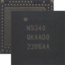 노르딕의 nRF5340. 노르딕의 블루투스 LE 주력 제품인 nRF5340은 전용 애플리케이션 프로세서와 저전력 네트워크 디바이스 등 2개의 Arm Cortex-M33 마이크로프로세서를 갖춘 세계 최초의 무선 SoC다. 최근 발표된 차세대 SoC인 nRF54H20은 다중 Arm M33 및 RISC-V 마이크로프로세서를 내장하고 있다. [사진=노르딕]