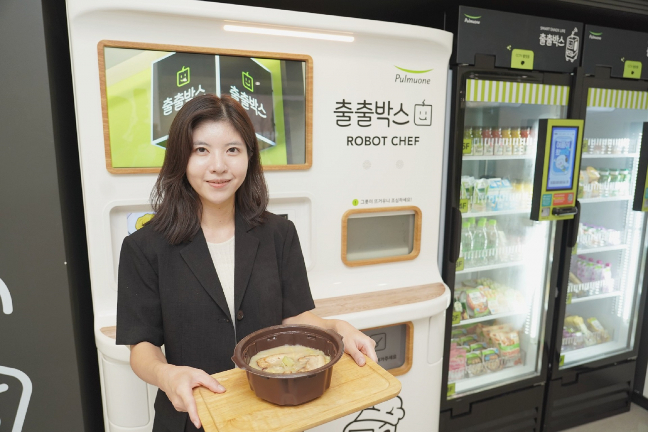 풀무원이 냉동식품을 조리하는 무인 자판기 ‘출출박스 로봇셰프’를 개발했다고 12일 밝혔다. [사진=풀무원]