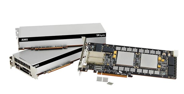GDDR6-AiM(Accelerator-in-Memory)을 여러 개 연결해 성능을 한층 개선한 가속기 카드 ‘AiMX’ 시제품 [사진=SK하이닉스]