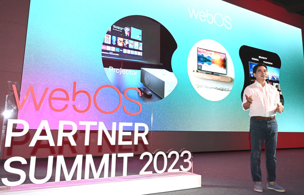 19일 서울 마곡 LG사이언스파크에서 열린 webOS 파트너 서밋(Partner Summit) 2023에서 LG전자 박형세 HE사업본부장(부사장)이 ‘미디어&엔터테인먼트 플랫폼 기업’으로의 전환을 강조하며 기조연설을 하고 있다. [사진=LG전자]