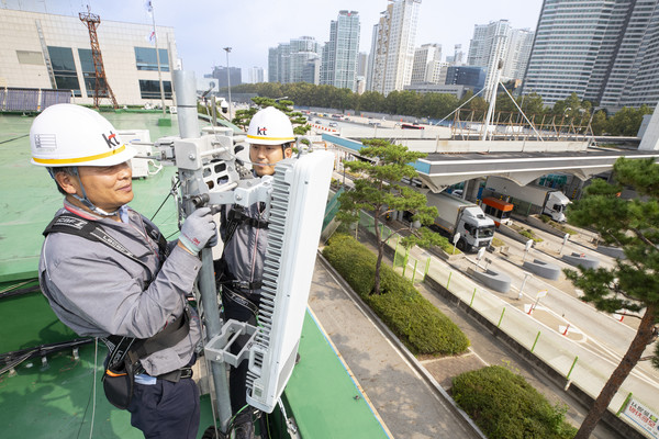KT 네트워크 직원들이 서울 톨게이트 인근에 있는 통신 기지국의 사전 품질 점검을 진행하고 있는 모습 [사진=KT]