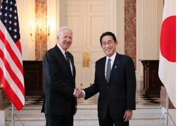 기시다 후미오 일본 총리(사진 오른쪽)가 조셉 R. 바이든 2세 대통령과 일미 정상회담에서 악수를 하고 있다. [사진=일본내각공보실]