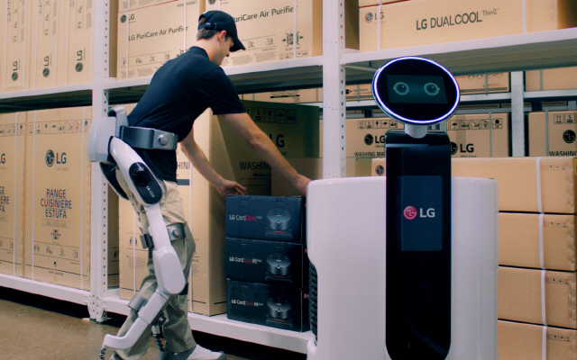LG전자 클로이 수트봇을 착용한 작업자가 창고에서 물건을 나르고 있다. [사진=LG전자]