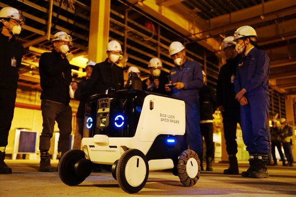 LG전자 AI 자율주행로봇은 포스코 광양제철소 4열연공장 지하전기실에서 무인 시설관리 임무를 수행했다. [사진=LG전자]