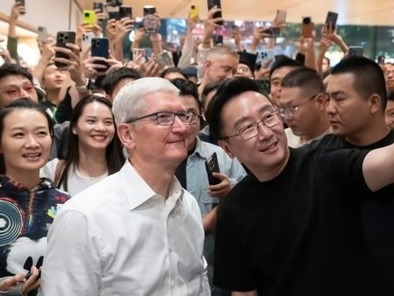 팀 쿡 CEO는 아이폰15 시리즈 출시를 기념해 중국을 방문한 자리에서 “애플과 중국은 함께 성장해왔다”며 “우리는 서로에게 이익이 되는 공생적인 관계였다”고 밝혔다. [사진=팀 쿡 애플 최고경영자/웨이보]