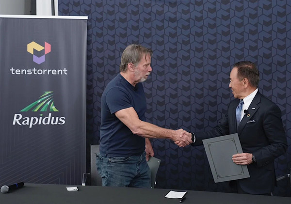 텐스토렌트의 짐 켈러 CEO(왼쪽)와 라피더스의 코이케 아츠요시 사장이 IP 파트너십에 관한 서명식에서 악수를 하고 있다. [사진=라피더스, 텐스토렌트]