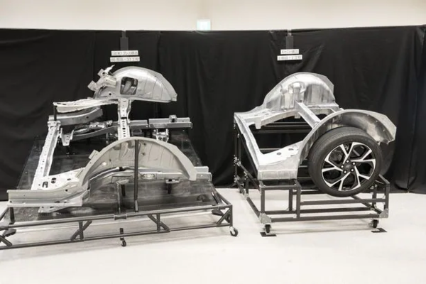 도요타가 기존 공법으로 제조한 차체 후면 섀시(왼쪽)와 기가 캐스팅 공법으로 제조한 후면 섀시(오른쪽) [사진=도요타]