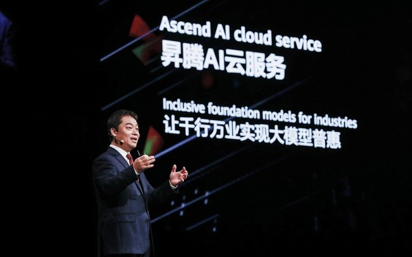지난 9월 화웨이 장핑안(Zhang Ping'an) 상무이사 겸 화웨이 클라우드 대표가 '지능형 세상을 위한 클라우드 기반: AI를 통한 산업 재편’을 주제로 기조연설을 하고 있는 모습. [사진=화웨이]