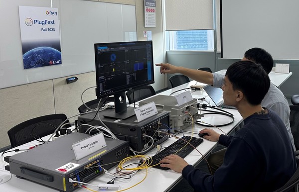 LG유플러스 임직원들이 플러그페스트에 앞서 오픈 기술을 테스트하는 모습 [사진=LG유플러스]