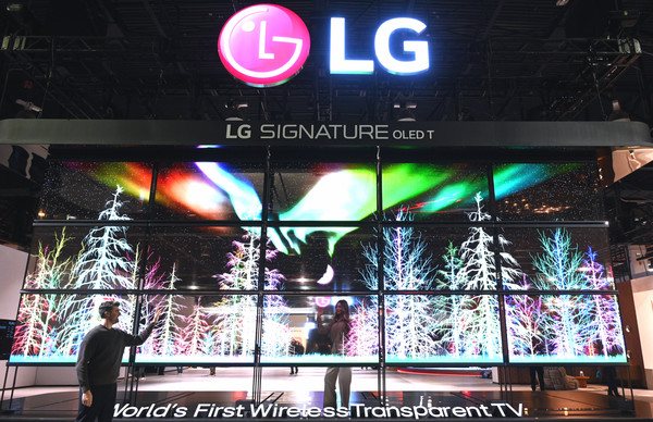 세계 최초 투명·무선 올레드 TV인 'LG 시그니처 올레드 T' 15대로 구성된 미디어 아트가 LG전자 부스를 찾은 관람객들을 맞이한다. [사진=LG전자]