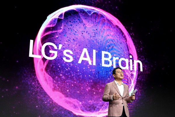 LG AI 브레인에 대해 설명하고 있는 LG전자 조주완 CEO [사진=LG전자]