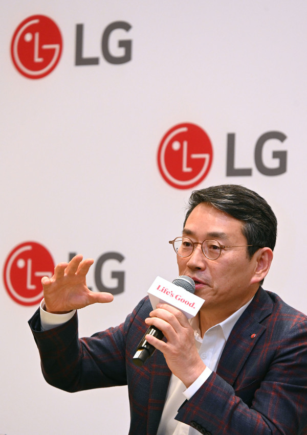 LG전자 조주완 CEO가 현지시간 10일 미국 라스베이거스에서 열린 기자간담회에서 사업 전략을 소개하고 있다. [사진=LG전자]