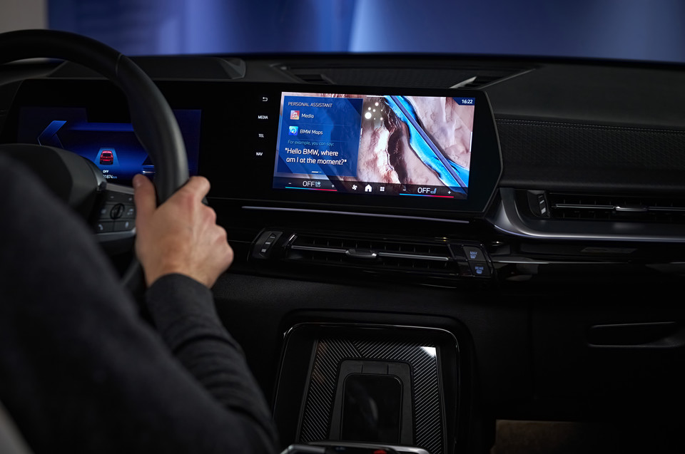 BMW의 새로운 음성 비서는 아바존의 알렉사를 기반으로 한 생성형 AI를 통해 작동한다. [사진=BMW]