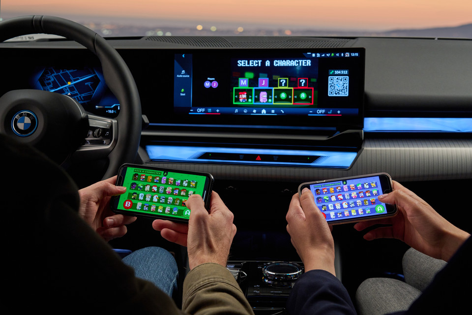 BMW는 신형 5시리즈를 통해 스마트폰과 연동해 사용할 수 있는 게임 기능을 추가했다. [사진=BMW]
