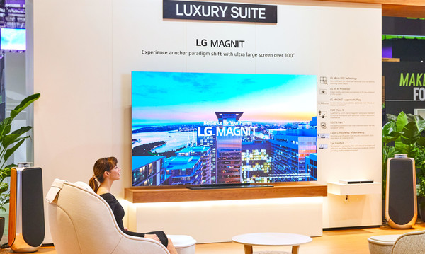 '홈 시네마용 LG 매그니트'는 호텔 스위트 룸 등에서 118형 마이크로 LED의 압도적인 화질로 몰입감 넘치는 시네마 경험을 제공한다. [사진=LG전자]