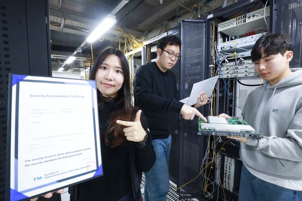 LG유플러스 직원이 한국정보통신기술협회 보안기능확인서를 소개하는 모습. [사진=LG유플러스]